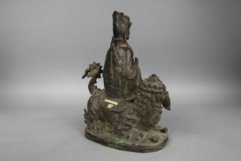 Chine - Dynastie MING (1368 - 1644), XVIIe siècle - Groupe en bronze à patine b…