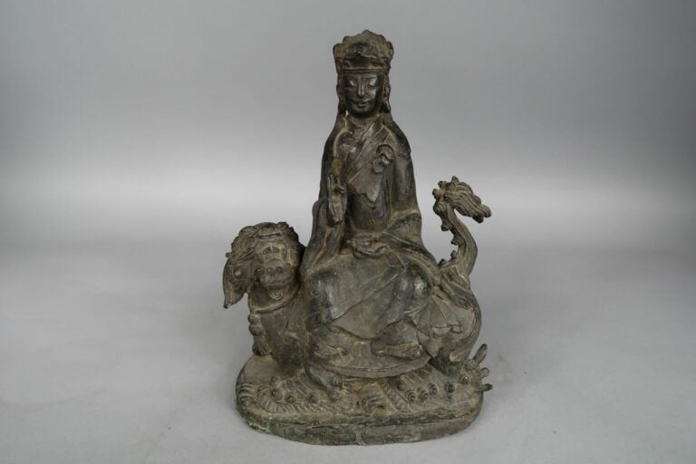 Chine - Dynastie MING (1368 - 1644), XVIIe siècle - Groupe en bronze à patine b…