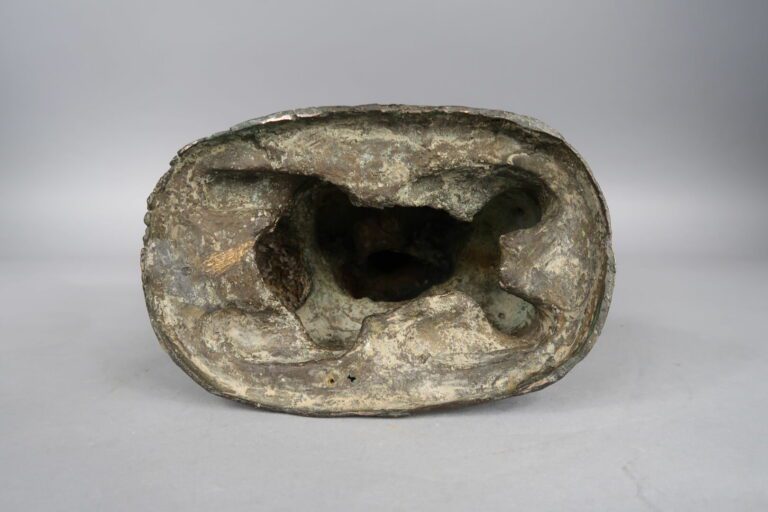 Chine - Dynastie MING (1368 - 1644), XVIIe siècle - Groupe en bronze à patine b…