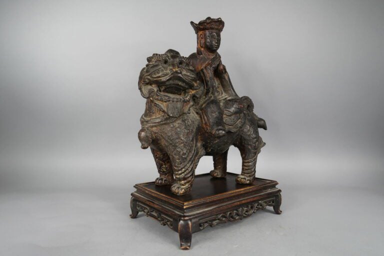 Chine - Dynastie MING (1368 - 1644), XVIIe siècle - Groupe en bronze à traces d…