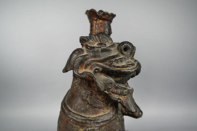 Chine - Dynastie MING (1368 - 1644), XVIIe siècle - Groupe en bronze à traces d…