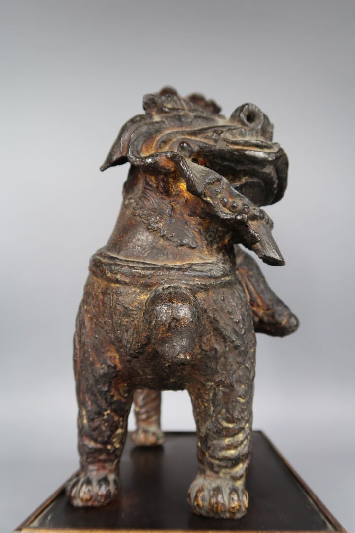 Chine - Dynastie MING (1368 - 1644), XVIIe siècle - Groupe en bronze à traces d…