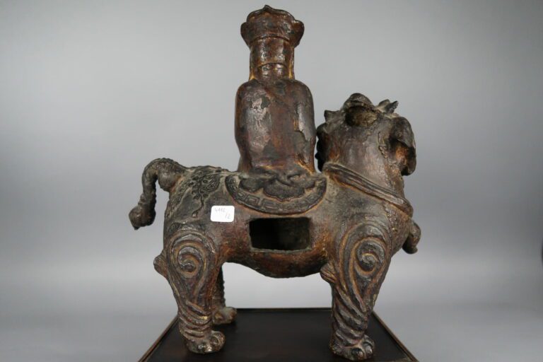 Chine - Dynastie MING (1368 - 1644), XVIIe siècle - Groupe en bronze à traces d…