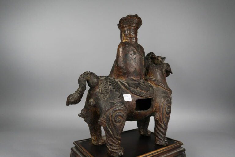 Chine - Dynastie MING (1368 - 1644), XVIIe siècle - Groupe en bronze à traces d…