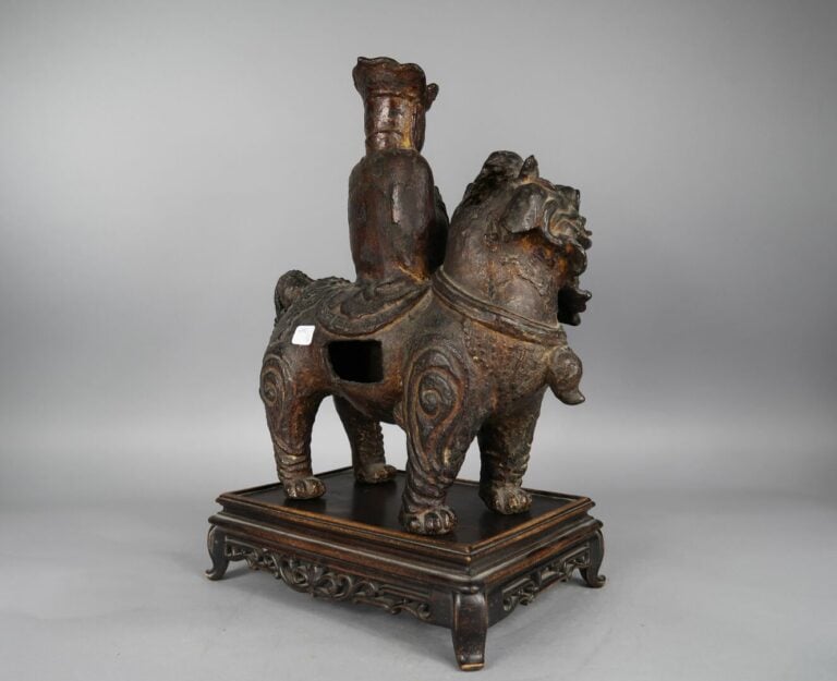 Chine - Dynastie MING (1368 - 1644), XVIIe siècle - Groupe en bronze à traces d…