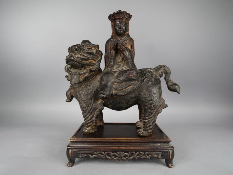 Chine - Dynastie MING (1368 - 1644), XVIIe siècle - Groupe en bronze à traces d…