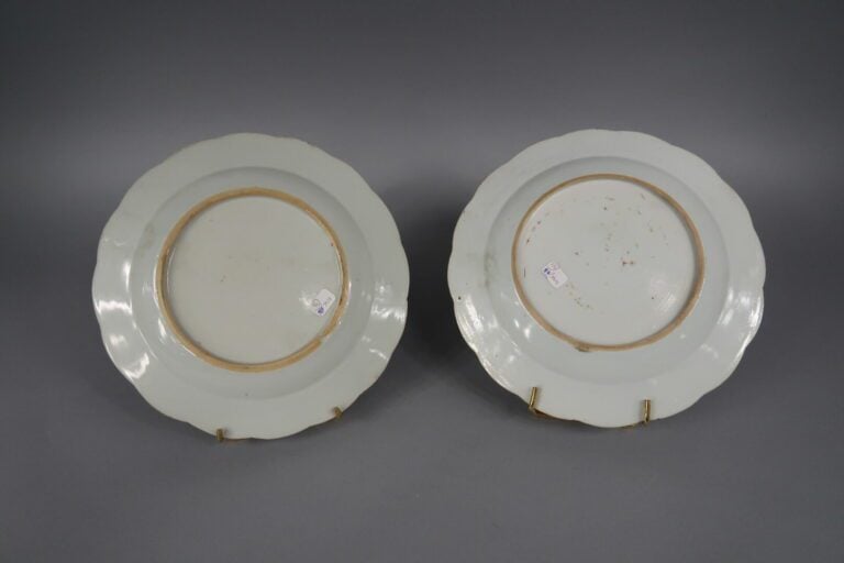 Chine, Dynastie Qing - Paire d'assiettes festonnées en porcelaine de la compagn…