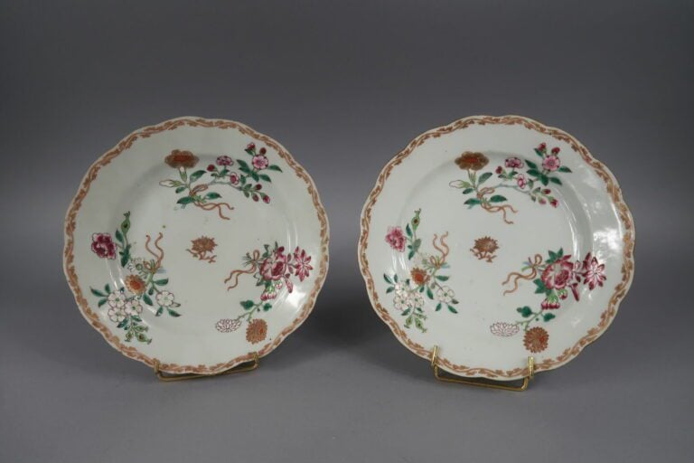 Chine, Dynastie Qing - Paire d'assiettes festonnées en porcelaine de la compagn…