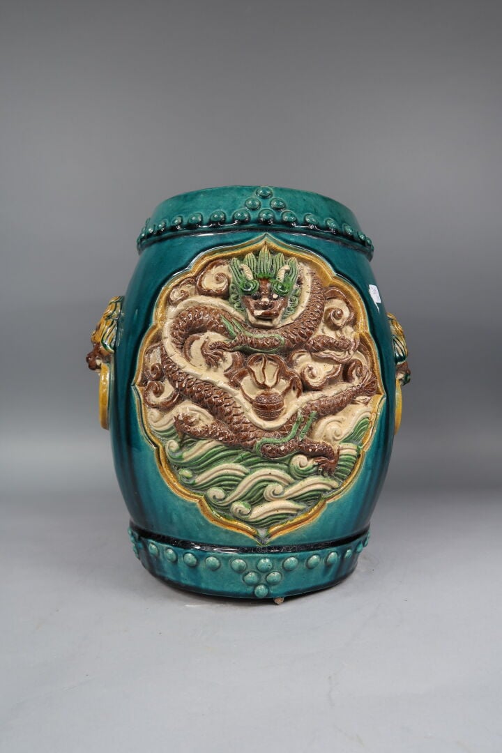 Chine, Fin XIXe siècle - Tabouret en grès émaillé bleu turquoise de style fahua…