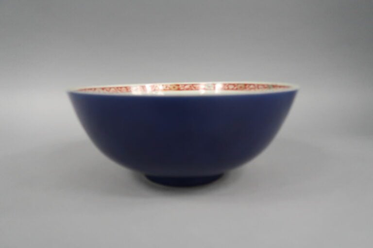 Chine - Grand bol en porcelaine bleu poudré à décor de carpes et écrevisse et f…