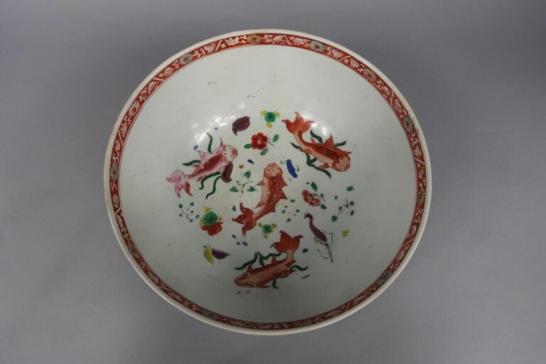 Chine - Grand bol en porcelaine bleu poudré à décor de carpes et écrevisse et f…