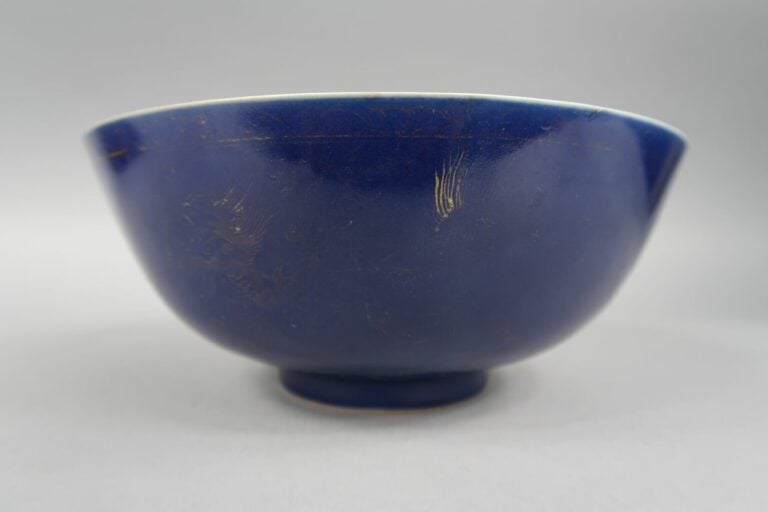 Chine - Grand bol en porcelaine bleu poudré à décor de carpes et écrevisse et f…