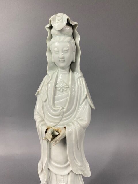 Chine - Grand sujet en porcelaine émaillée blanc dit "blanc de Chine" à l'effig…