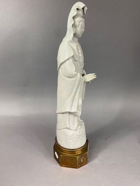 Chine - Grand sujet en porcelaine émaillée blanc dit "blanc de Chine" à l'effig…