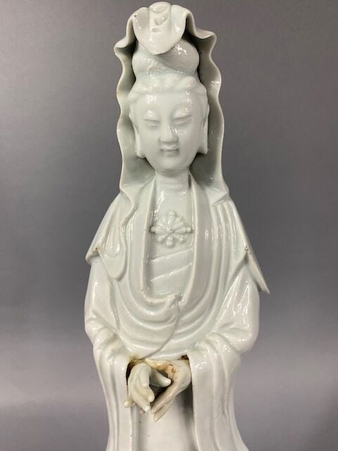 Chine - Grand sujet en porcelaine émaillée blanc dit "blanc de Chine" à l'effig…