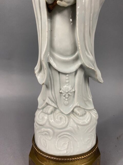 Chine - Grand sujet en porcelaine émaillée blanc dit "blanc de Chine" à l'effig…