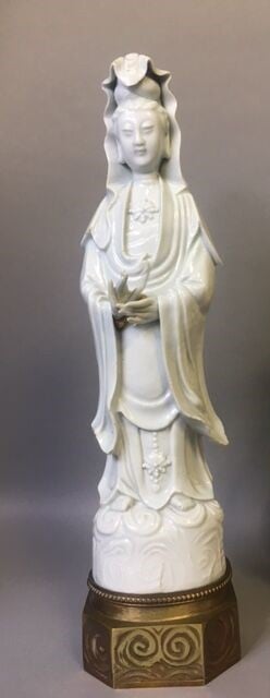 Chine - Grand sujet en porcelaine émaillée blanc dit "blanc de Chine" à l'effig…