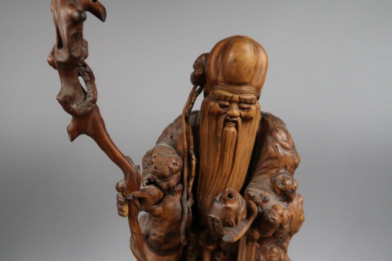 Chine - Grand sujet en racine sculptée à l'effigie de l'immortel Shou Laocse te…