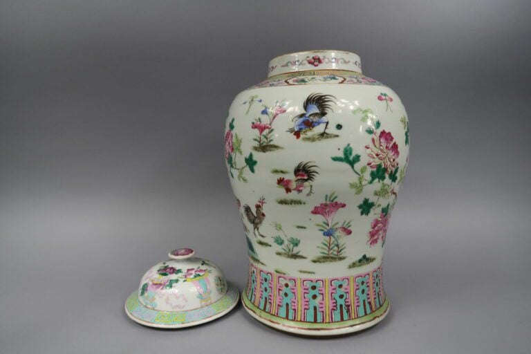 Chine - Grande potiche couverte en céramique à décor de coqs perchés sur fond c…
