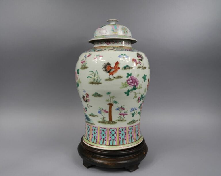 Chine - Grande potiche couverte en céramique à décor de coqs perchés sur fond c…