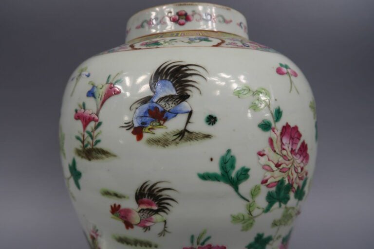 Chine - Grande potiche couverte en céramique à décor de coqs perchés sur fond c…