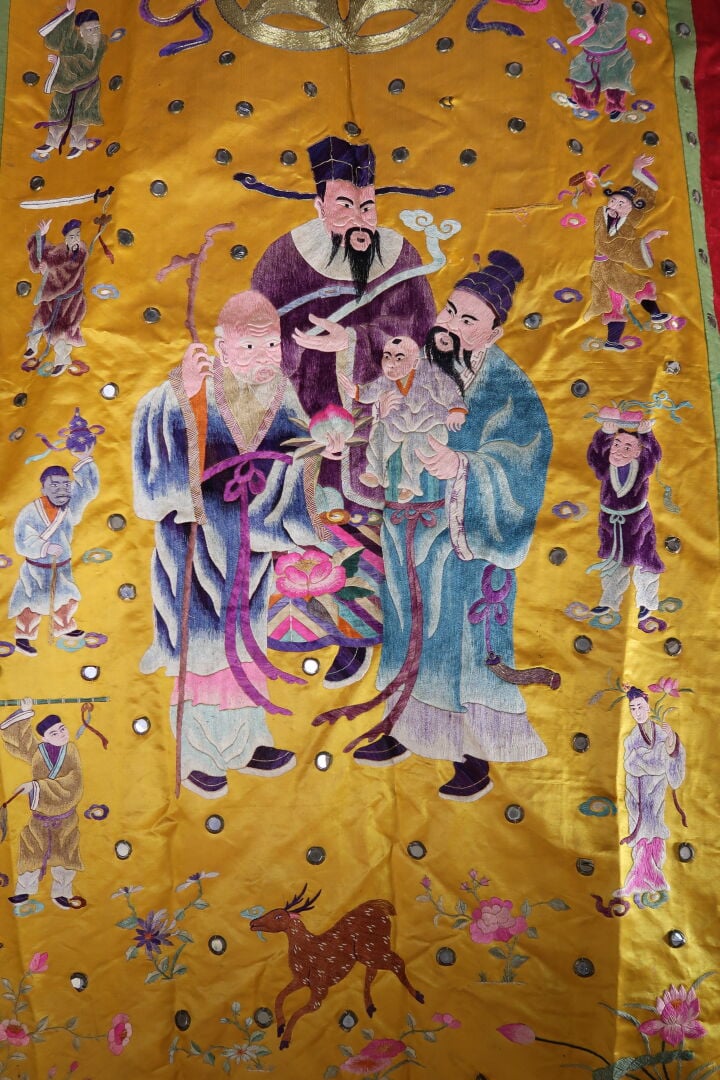 Chine - Grande tenture / broderie en tissu et soie à décor de la triade FU LU S…