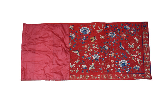 Chine, - Grande tenture/broderie en coton brodé rouge à décor de fleurs, papill…