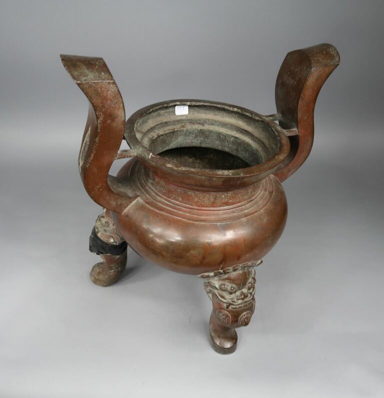Chine - Important brûle-parfum tripode de forme "ding" archaïsant en bronze à p…