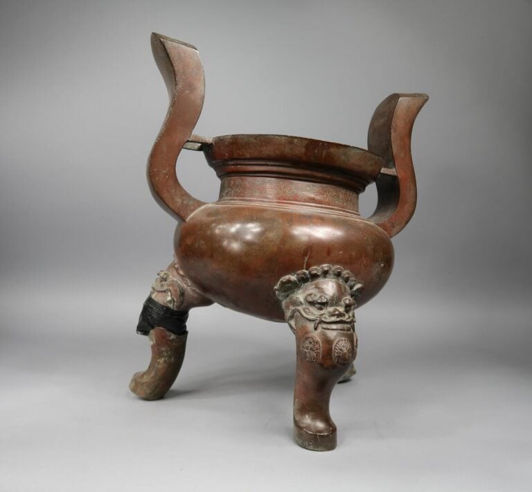 Chine - Important brûle-parfum tripode de forme "ding" archaïsant en bronze à p…