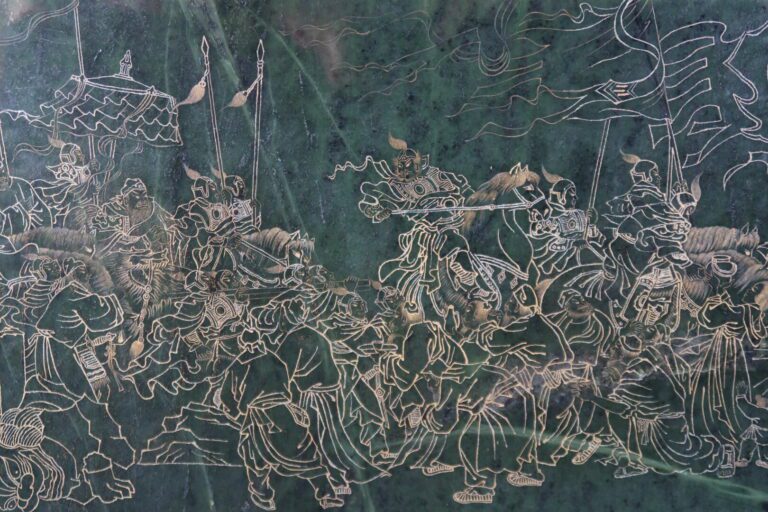 Chine - Important écran en jade dit épinard à décor gravé d'une scène bataille.…
