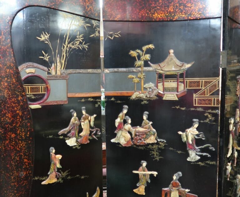 Chine - Important paravent en bois laqué et incrustations de pierres dures à qu…