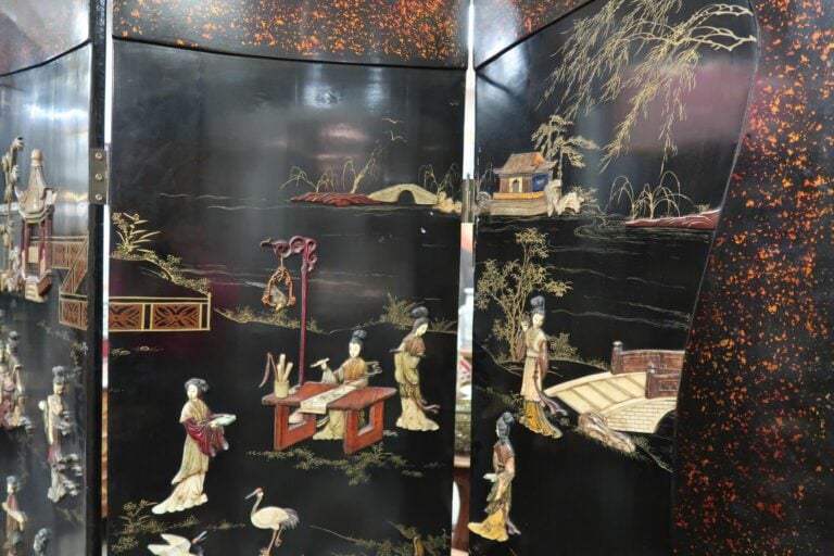Chine - Important paravent en bois laqué et incrustations de pierres dures à qu…