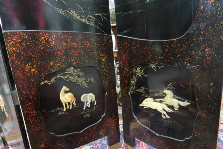 Chine - Important paravent en bois laqué et incrustations de pierres dures à qu…