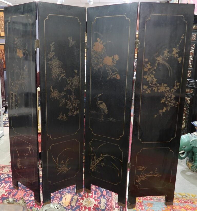 Chine - Important paravent en bois laqué et incrustations de pierres dures à qu…