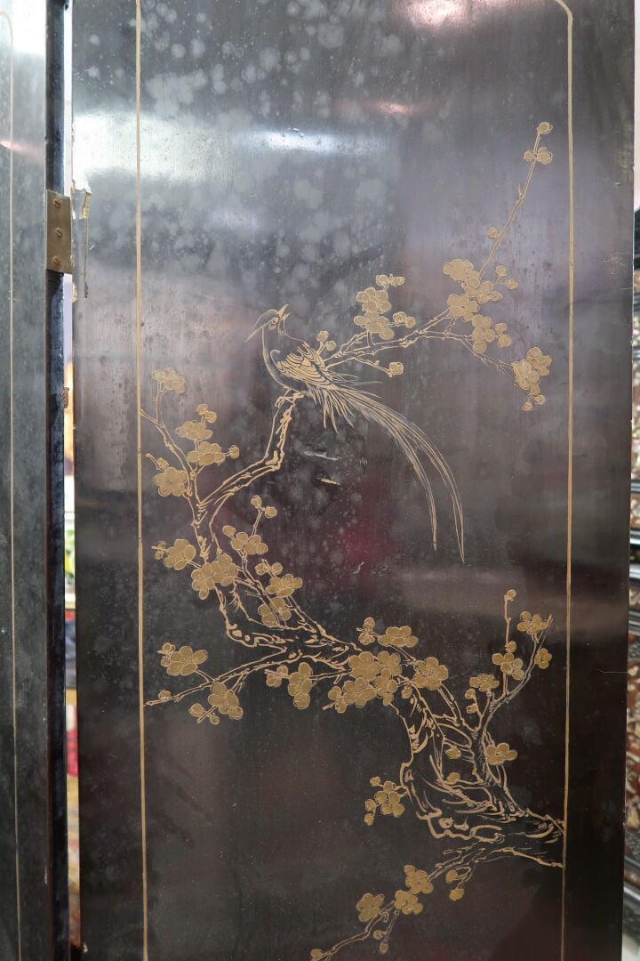 Chine - Important paravent en bois laqué et incrustations de pierres dures à qu…