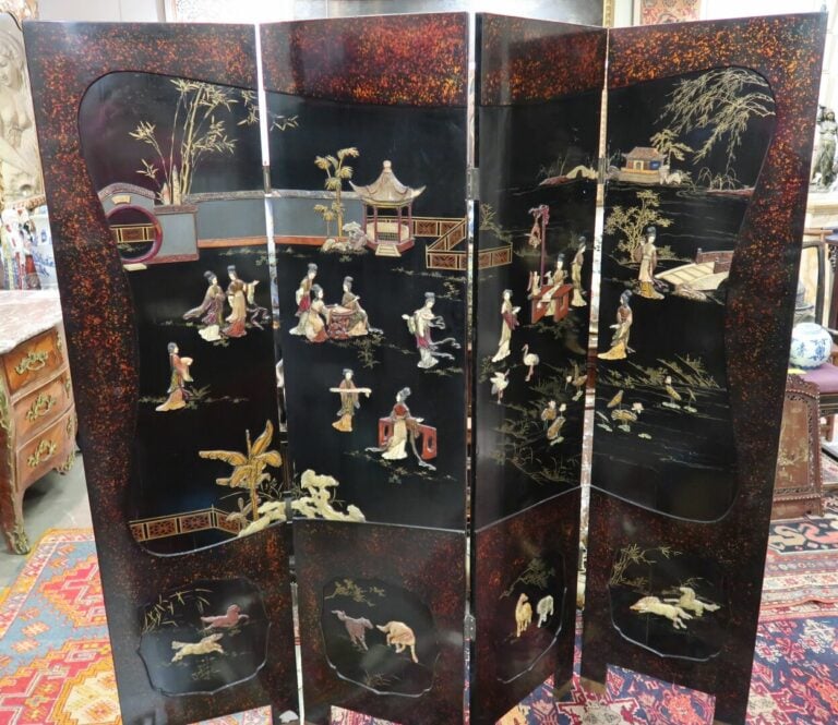 Chine - Important paravent en bois laqué et incrustations de pierres dures à qu…