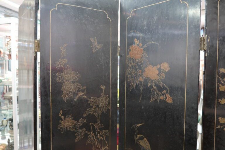 Chine - Important paravent en bois laqué et incrustations de pierres dures à qu…