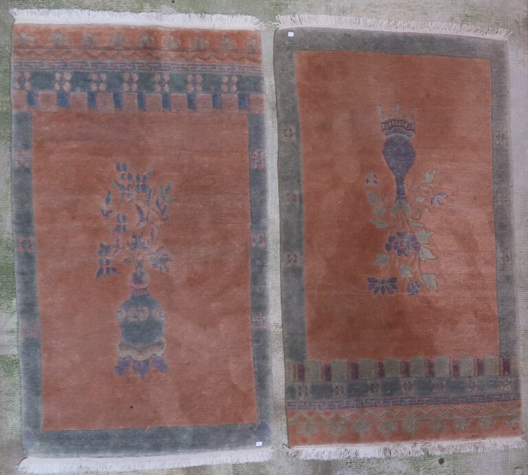 Chine - Lot de deux tapis rectangulaires en laine à décor de vases fleuris sur…