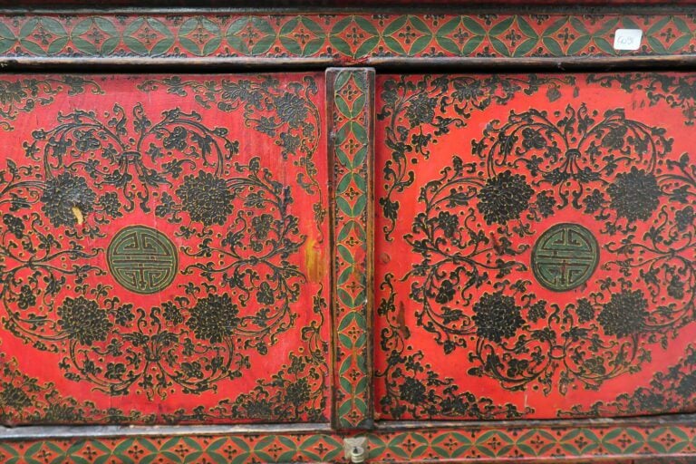 Chine - Meuble bas en bois laqué rouge et noir à de rinceaux feuillagés et moti…