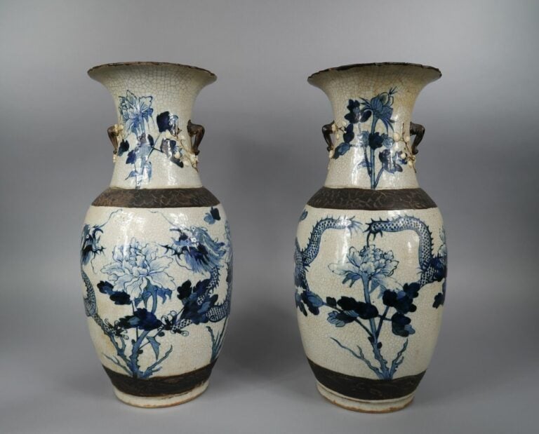 Chine, Nankin - Paire de vases en porcelaine de Nakin, à décor bleu blanc de dr…