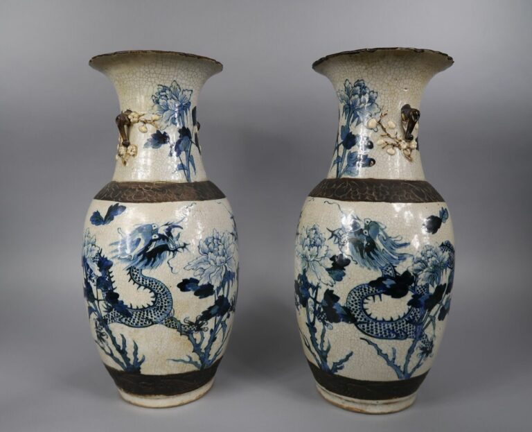 Chine, Nankin - Paire de vases en porcelaine de Nakin, à décor bleu blanc de dr…