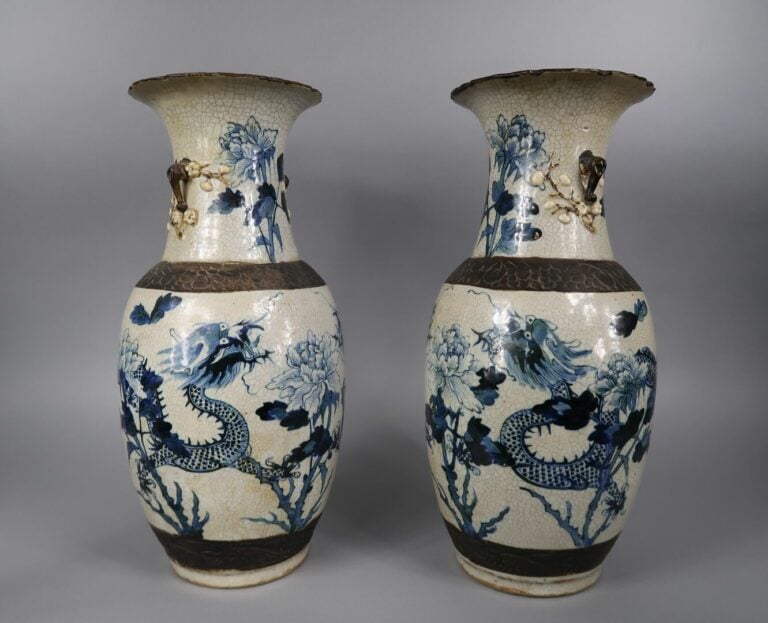 Chine, Nankin - Paire de vases en porcelaine de Nakin, à décor bleu blanc de dr…