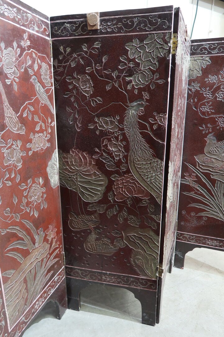 Chine - Paravent à quatre feuilles en laque dans le goût Coromandel à décor de…