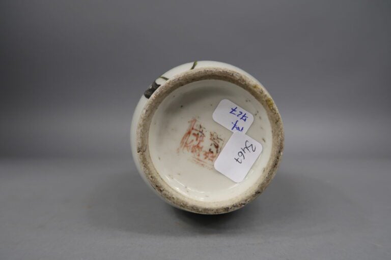 Chine, - Petit vase balustre à queue de phénix à décor émaillé d'oiseaux branch…