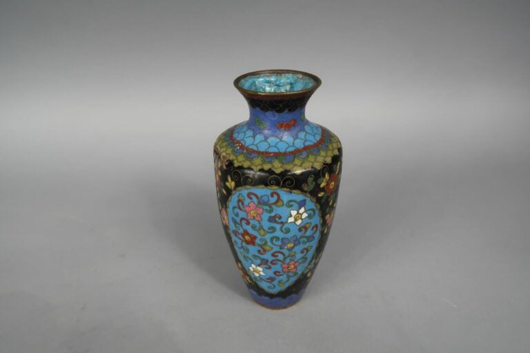 Chine - Petit vase balustre en émaux cloisonnés à décor floral sur fond bleu, n…