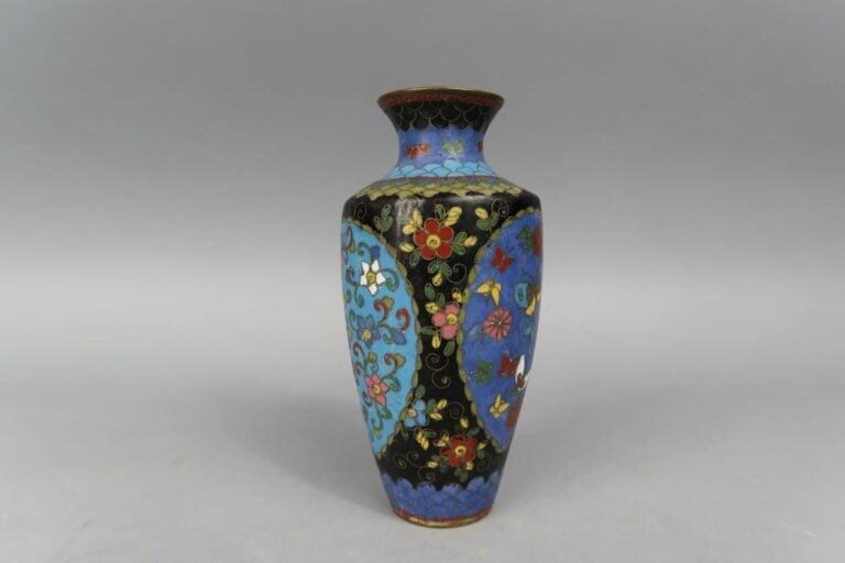 Chine - Petit vase balustre en émaux cloisonnés à décor floral sur fond bleu, n…