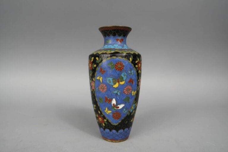 Chine - Petit vase balustre en émaux cloisonnés à décor floral sur fond bleu, n…