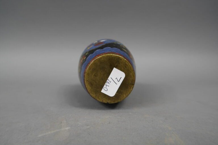 Chine - Petit vase balustre en émaux cloisonnés à décor floral sur fond bleu, n…