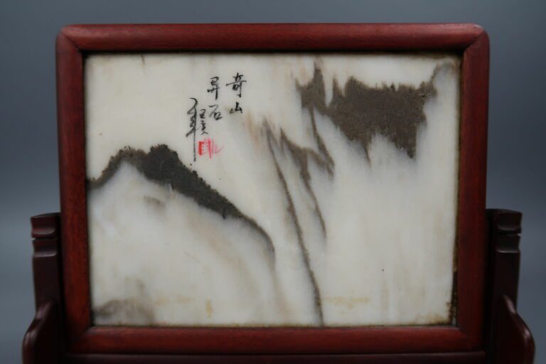 Chine - Pierre de rêve rectangulaire - Signée - Sur son socle en bois - 15 x 19…