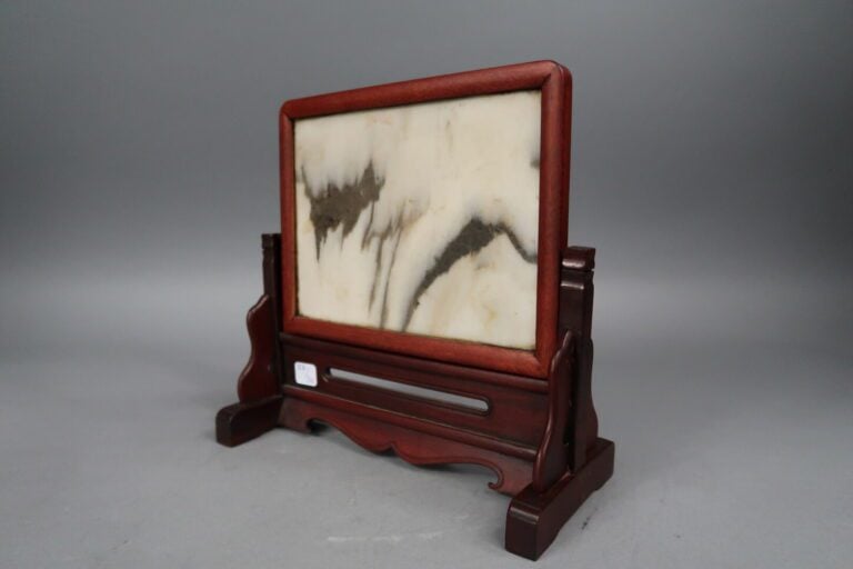 Chine - Pierre de rêve rectangulaire - Signée - Sur son socle en bois - 15 x 19…